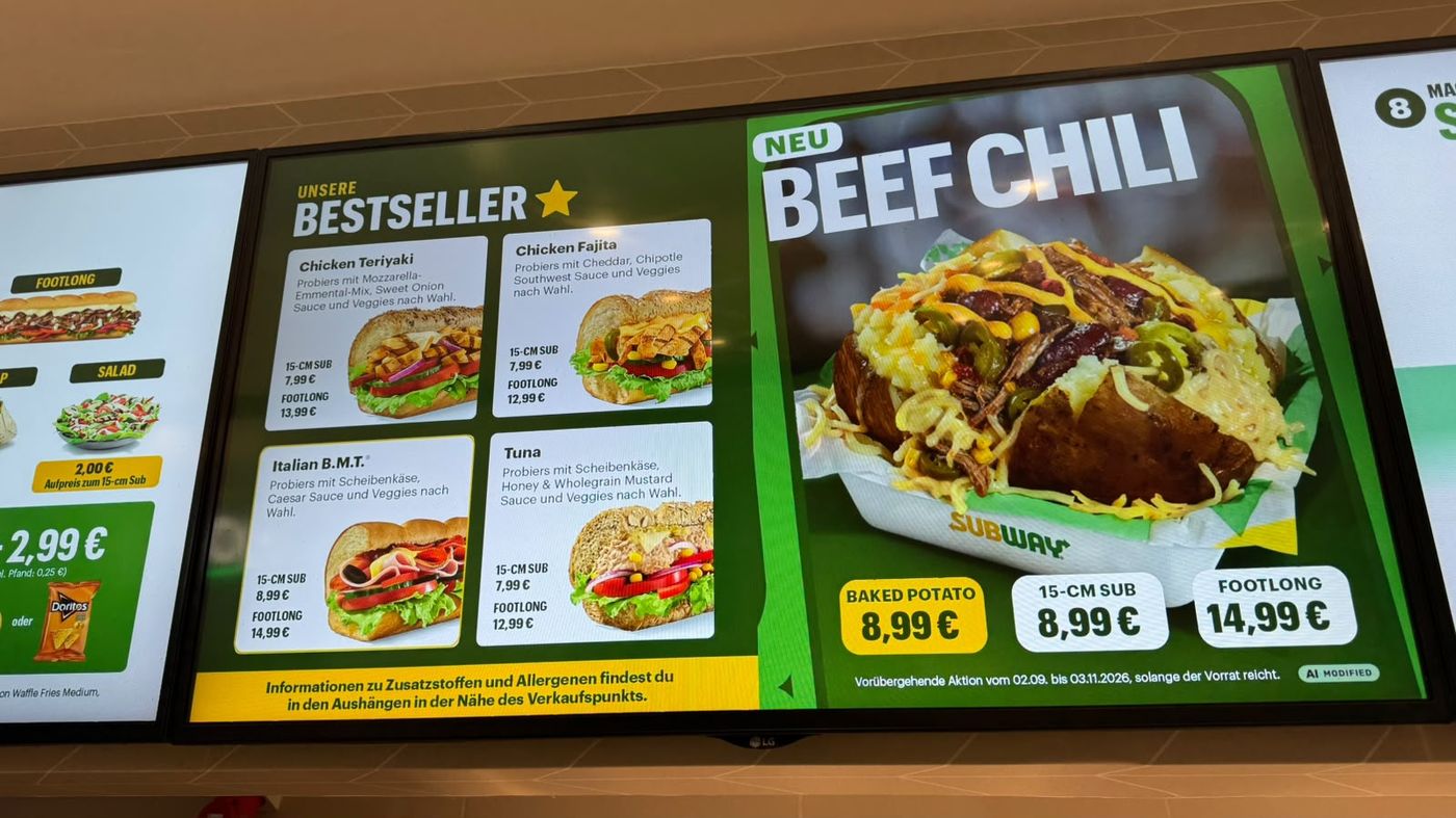 Menütafel im Laden mit den Bestsellern und dem neuen Beef Chili