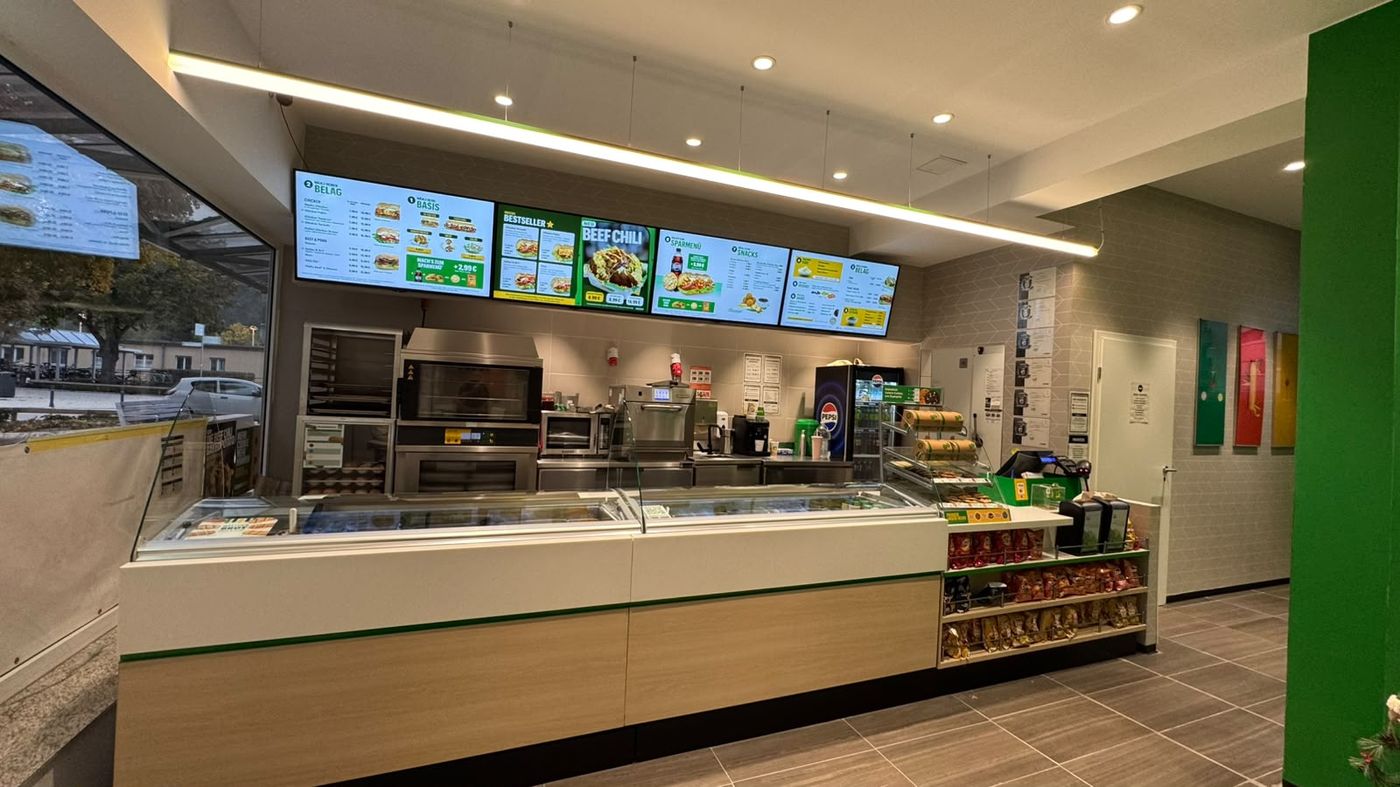 Theke mit frischen Zutaten und Menütafeln im Subway Tuttlingen