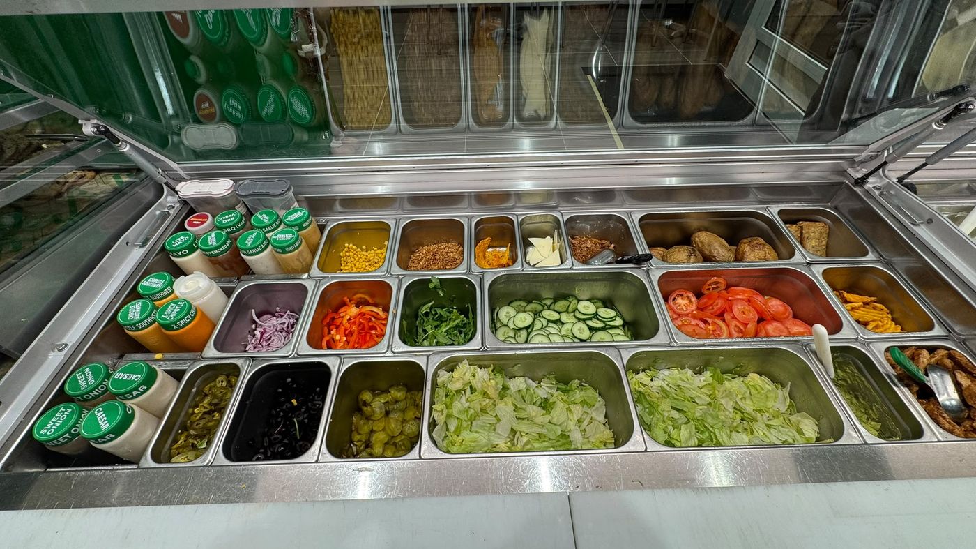 Frische Gemüsetheke im Subway Tuttlingen mit Salat, Tomaten, Gurken, Paprika, Rucola, Oliven und Soßen